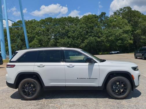 Bright White Clearcoat 2026 Jeep Grand Cherokee Altitude