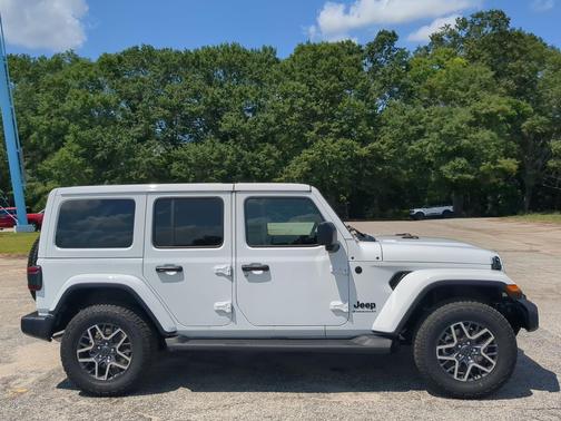 Bright White Clearcoat 2026 Jeep Wrangler Sahara