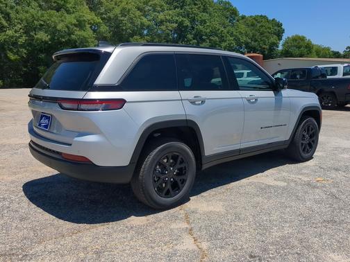 Silver Zynith 2026 Jeep Grand Cherokee Altitude