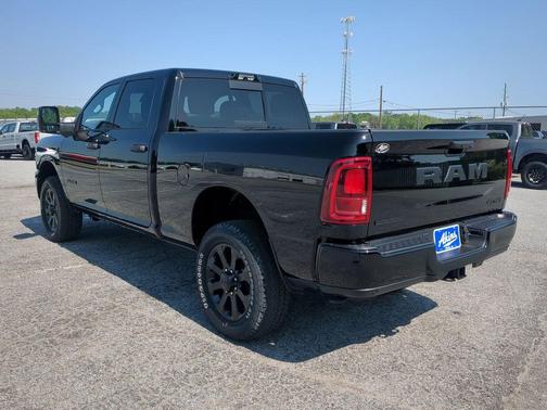 Diamond Black Crystal Pearlcoat 2026 RAM 2500 Big Horn Crew Cab 4x4 6'4' Box