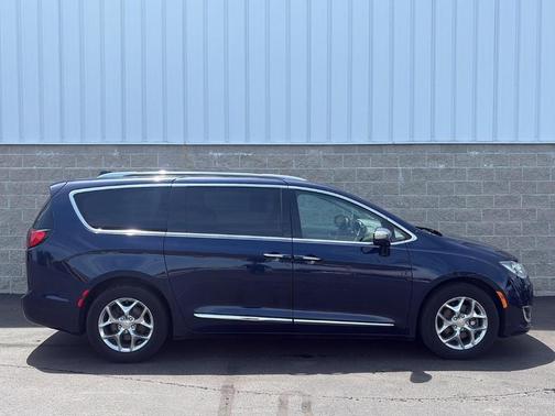 Jazz Blue Pearlcoat 2018 Chrysler Pacifica Limited