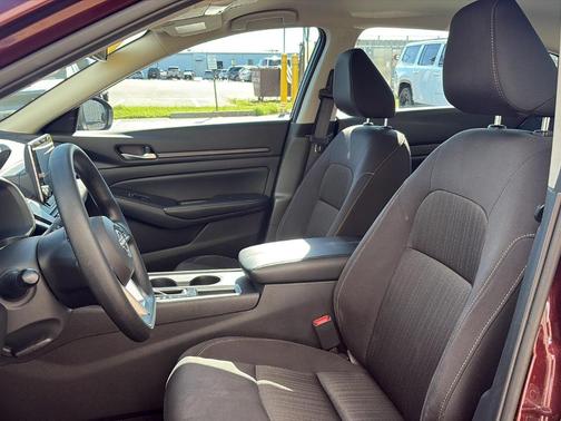 Garnet Pearl Me 2025 Nissan Altima SV