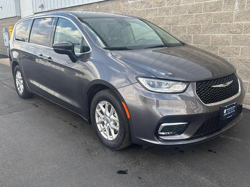 Granite Crystal Clearcoat Metallic 2023 Chrysler Pacifica Touring-L