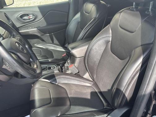 Diamond Black 2019 Jeep Cherokee Latitude Plus
