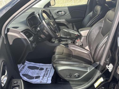 Diamond Black 2019 Jeep Cherokee Latitude Plus