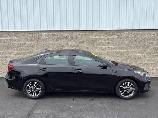 Aurora Black Pearl 2024 Kia Forte LXS