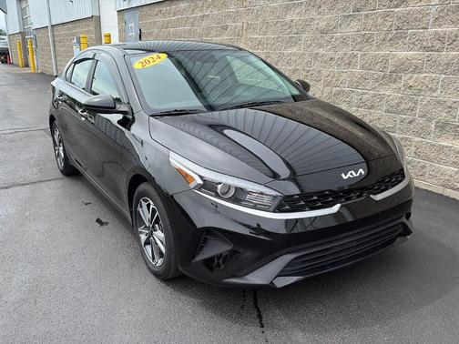 Aurora Black Pearl 2024 Kia Forte LXS