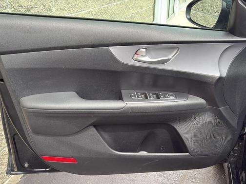 Aurora Black Pearl 2024 Kia Forte LXS