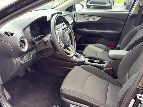 Aurora Black Pearl 2024 Kia Forte LXS