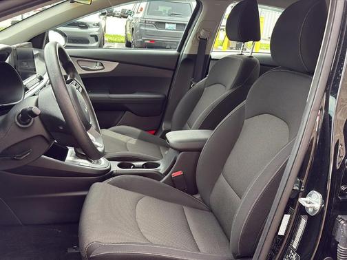 Aurora Black Pearl 2024 Kia Forte LXS
