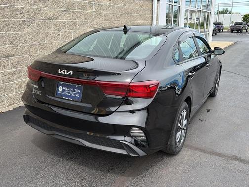 Aurora Black Pearl 2024 Kia Forte LXS