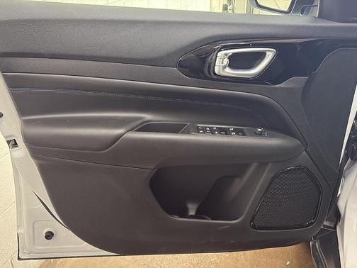Bright White Clearcoat 2026 Jeep Compass Latitude