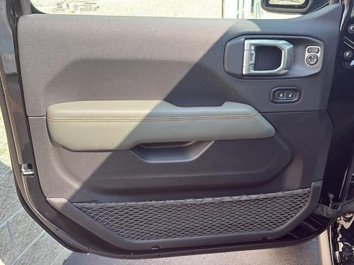 Black Clearcoat 2026 Jeep Gladiator Mojave