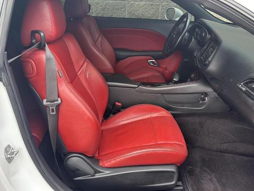 White Knuckle Clearcoat 2019 Dodge Challenger SXT