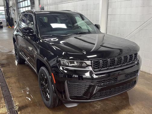 Diamond Black 2026 Jeep Grand Cherokee Laredo
