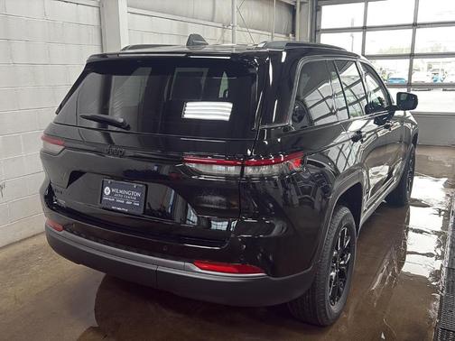 Diamond Black 2026 Jeep Grand Cherokee Laredo