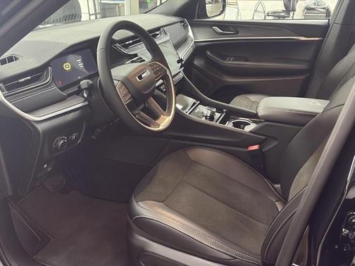 Diamond Black 2026 Jeep Grand Cherokee Laredo