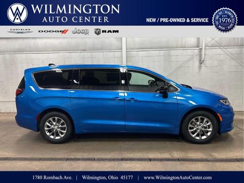 Hydro Blue Pearlcoat 2026 Chrysler Pacifica Limited