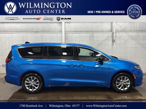 Hydro Blue Pearlcoat 2026 Chrysler Pacifica Limited