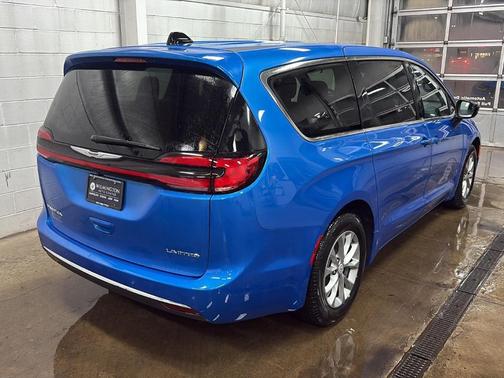 Hydro Blue Pearlcoat 2026 Chrysler Pacifica Limited