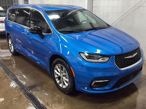 Hydro Blue Pearlcoat 2026 Chrysler Pacifica Limited