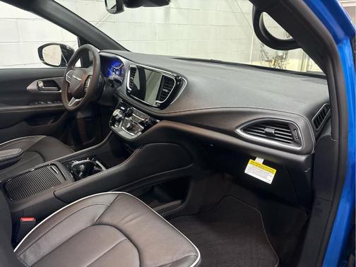 Hydro Blue Pearlcoat 2026 Chrysler Pacifica Limited