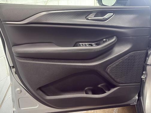 Silver Zynith 2026 Jeep Grand Cherokee L Laredo X