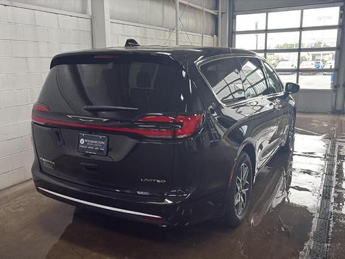 Diamond Black 2027 Chrysler Pacifica LIMITED