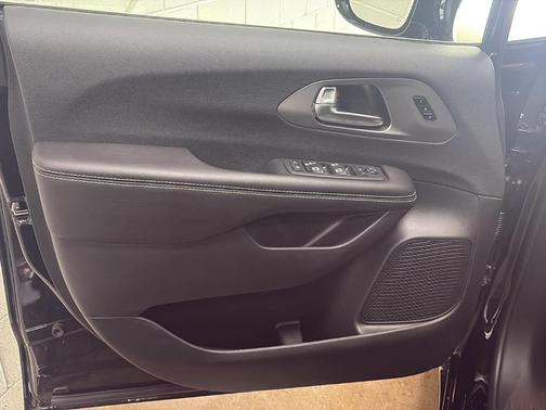 Diamond Black 2027 Chrysler Pacifica LIMITED
