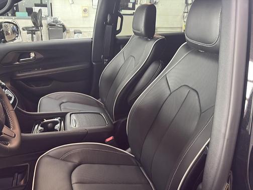 Diamond Black 2027 Chrysler Pacifica LIMITED