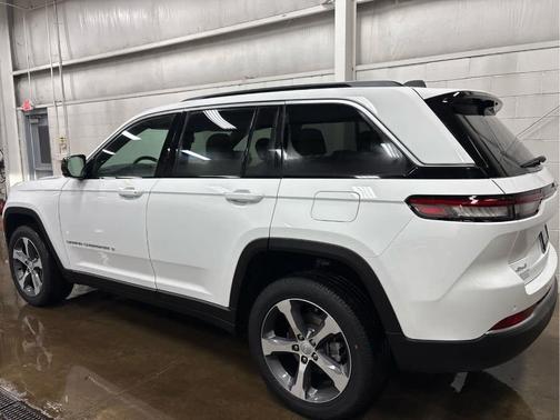 Bright White Clearcoat 2026 Jeep Grand Cherokee Limited