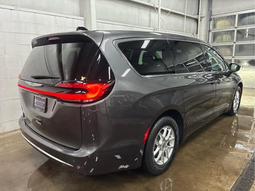 2023 Chrysler Pacifica Touring-L