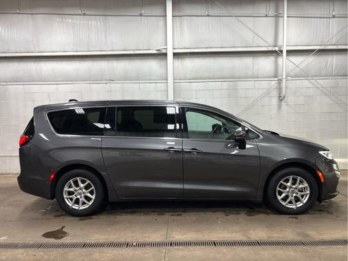 2023 Chrysler Pacifica Touring-L