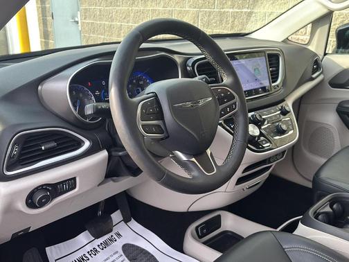 2024 Chrysler Pacifica Touring-L