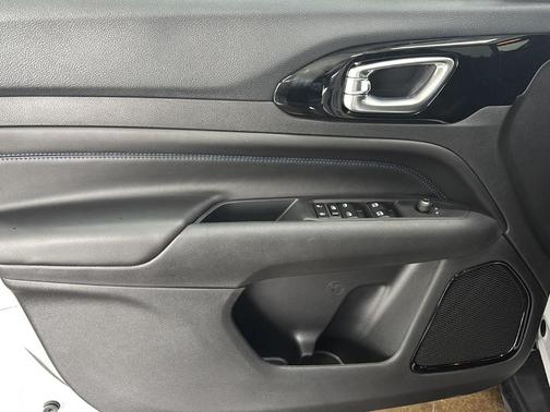 Bright White Clearcoat 2026 Jeep Compass Latitude