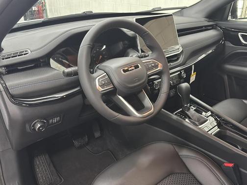 Bright White Clearcoat 2026 Jeep Compass Latitude