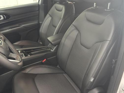 Bright White Clearcoat 2026 Jeep Compass Latitude
