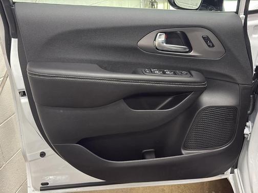 Bright White Clearcoat 2027 Chrysler Pacifica SELECT