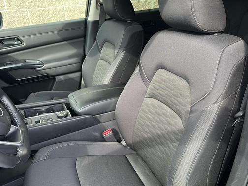 Brilliant Silver Metallic 2025 Nissan Pathfinder SV