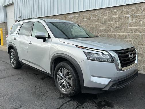 Brilliant Silver Metallic 2025 Nissan Pathfinder SV