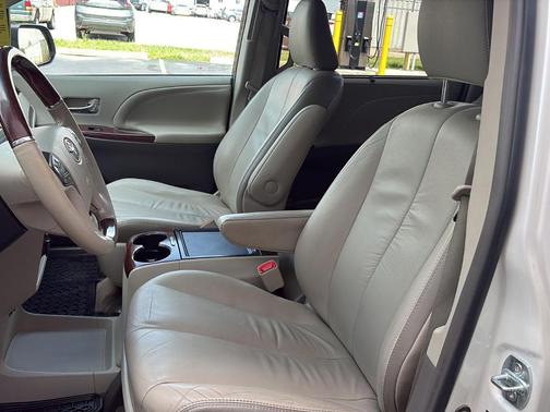 Blizzard Pearl 2012 Toyota Sienna Limited