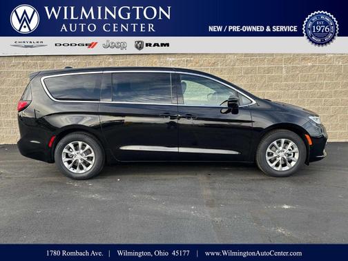 Diamond Black 2026 Chrysler Pacifica Limited
