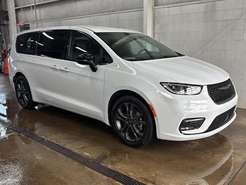 Bright White Clearcoat 2026 Chrysler Pacifica Select
