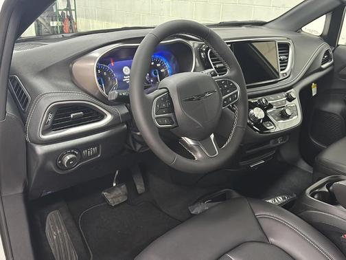 Bright White Clearcoat 2026 Chrysler Pacifica Select