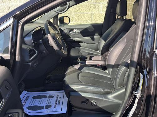 Diamond Black 2025 Chrysler Pacifica Select