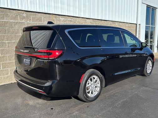 Diamond Black 2025 Chrysler Pacifica Select