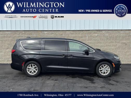 Brilliant Black Crystal Pearlcoat 2023 Chrysler Pacifica Touring-L
