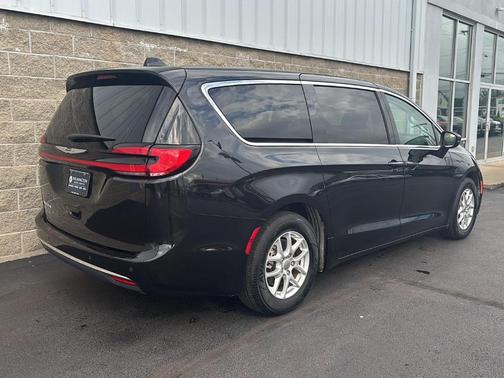 Brilliant Black Crystal Pearlcoat 2023 Chrysler Pacifica Touring-L