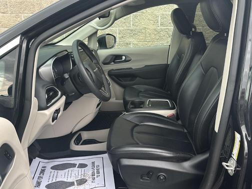 Brilliant Black Crystal Pearlcoat 2023 Chrysler Pacifica Touring-L