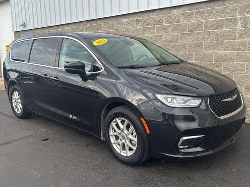 Brilliant Black Crystal Pearlcoat 2023 Chrysler Pacifica Touring-L